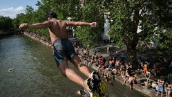 Popular city bans public alcohol amid heat wave as people take risks to cool down Education Melbourne